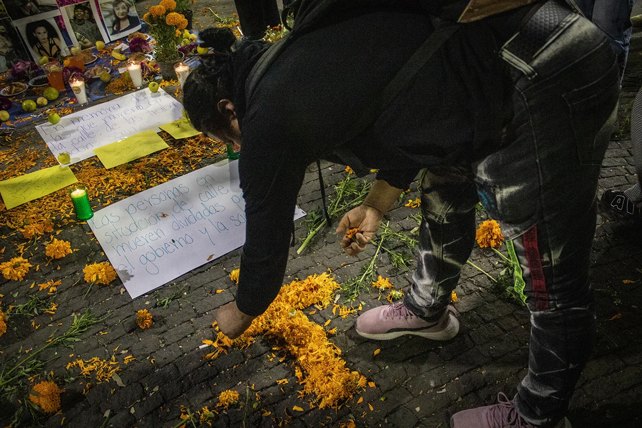 Colocan ofrenda en Metro Revolución en memoria de trabajadoras sexuales víctimas de violencia