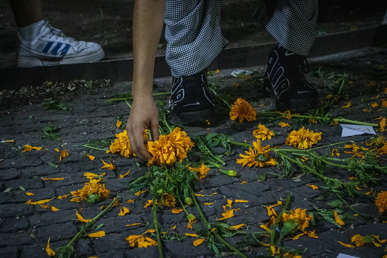 Colocan ofrenda en Metro Revolución en memoria de trabajadoras sexuales víctimas de violencia