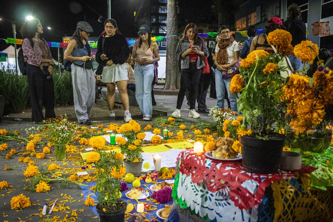 1000161503 Colocan ofrenda en Metro Revolución en memoria de trabajadoras sexuales víctimas de violencia