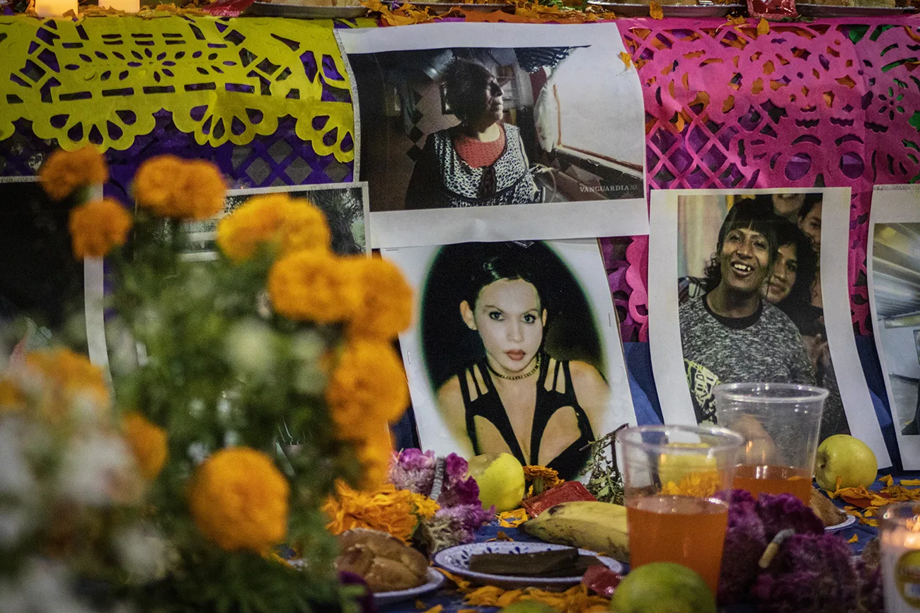 Colocan ofrenda en Metro Revolución en memoria de trabajadoras sexuales víctimas de violencia