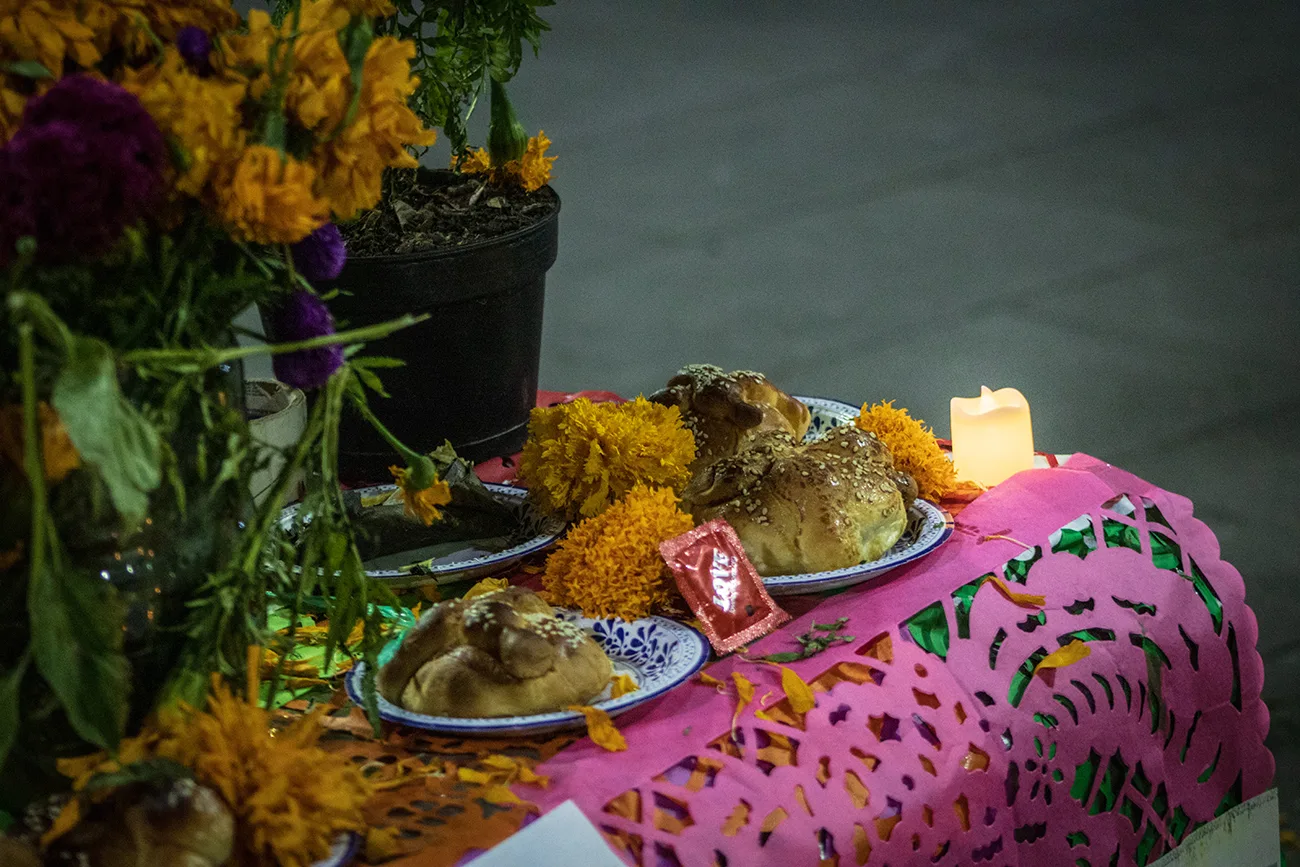 Colocan ofrenda en Metro Revolución en memoria de trabajadoras sexuales víctimas de violencia