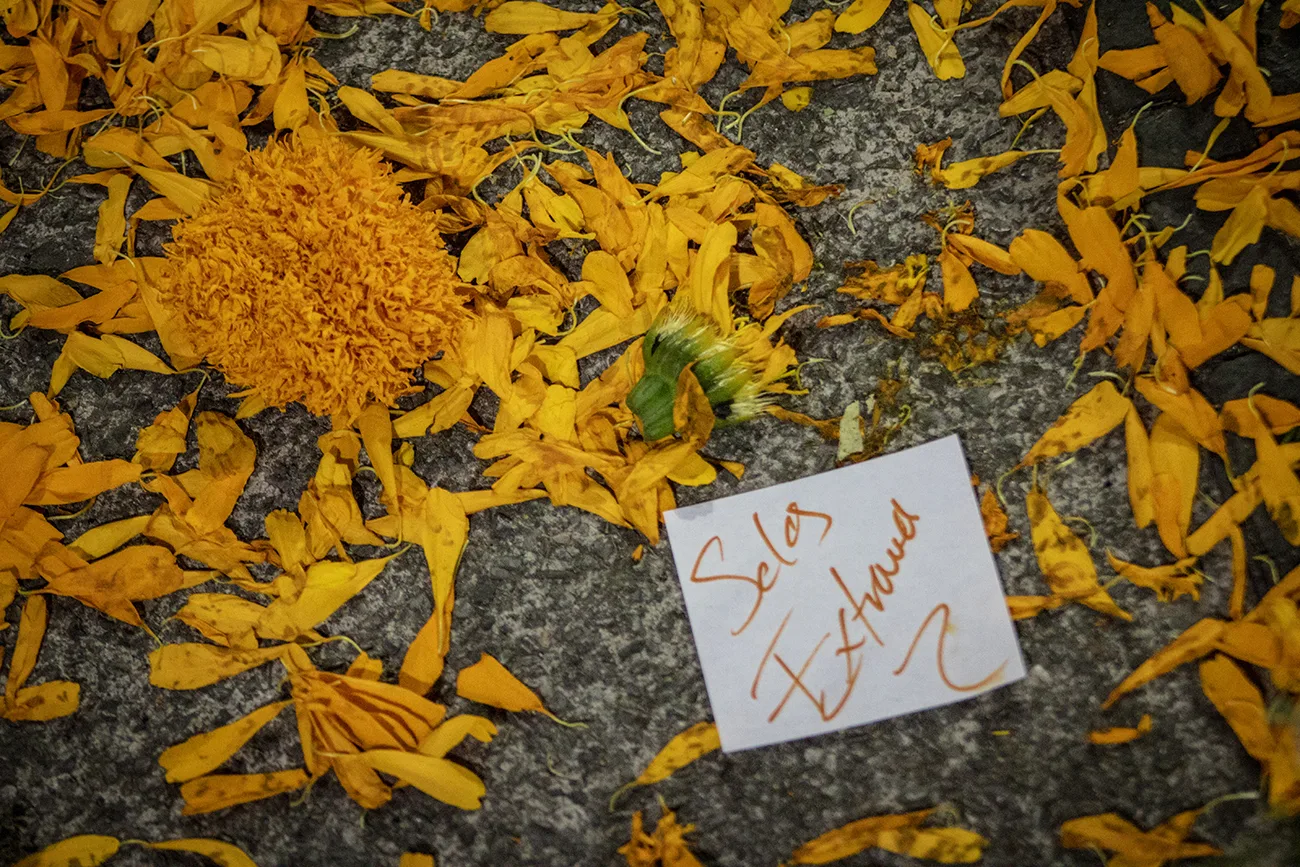 Colocan ofrenda en Metro Revolución en memoria de trabajadoras sexuales víctimas de violencia