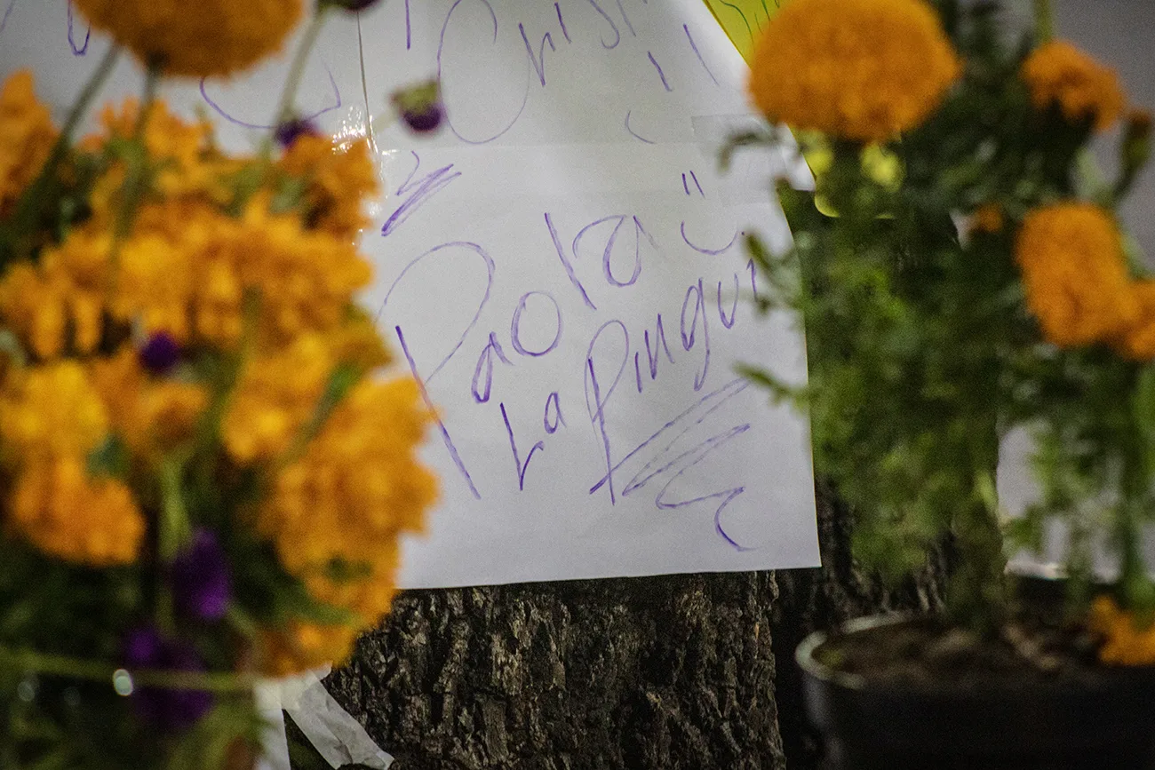 Colocan ofrenda en Metro Revolución en memoria de trabajadoras sexuales víctimas de violencia