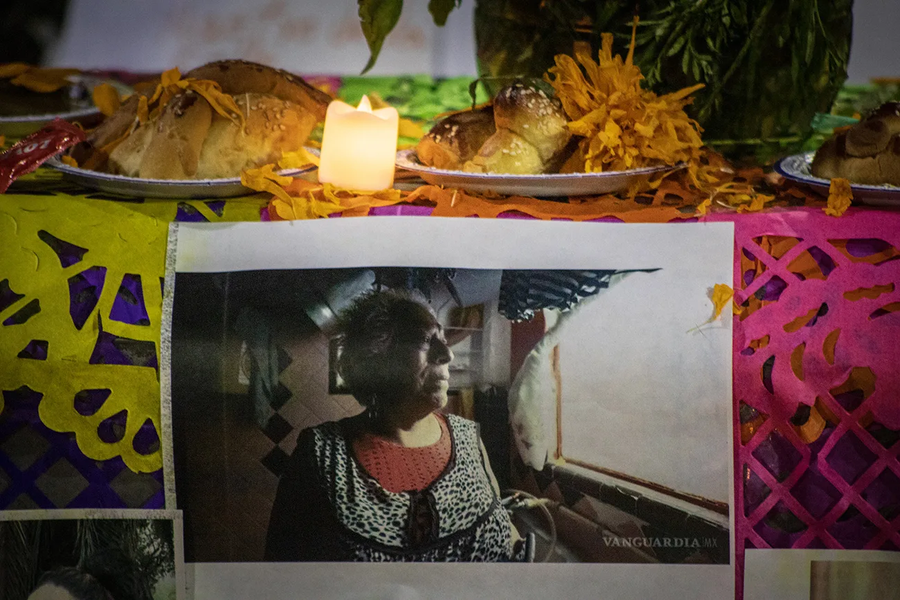 Colocan ofrenda en Metro Revolución en memoria de trabajadoras sexuales víctimas de violencia