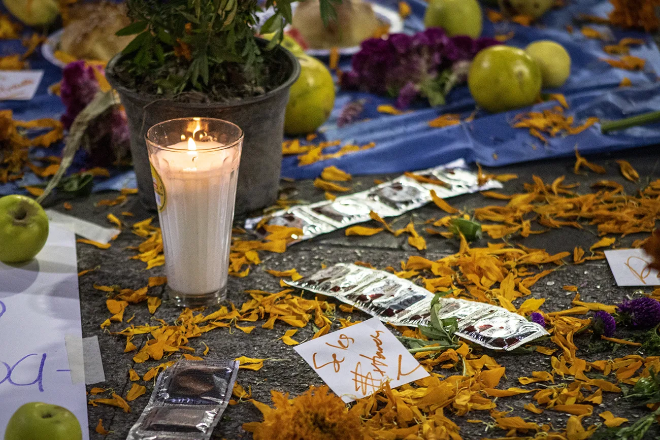 Colocan ofrenda en Metro Revolución en memoria de trabajadoras sexuales víctimas de violencia