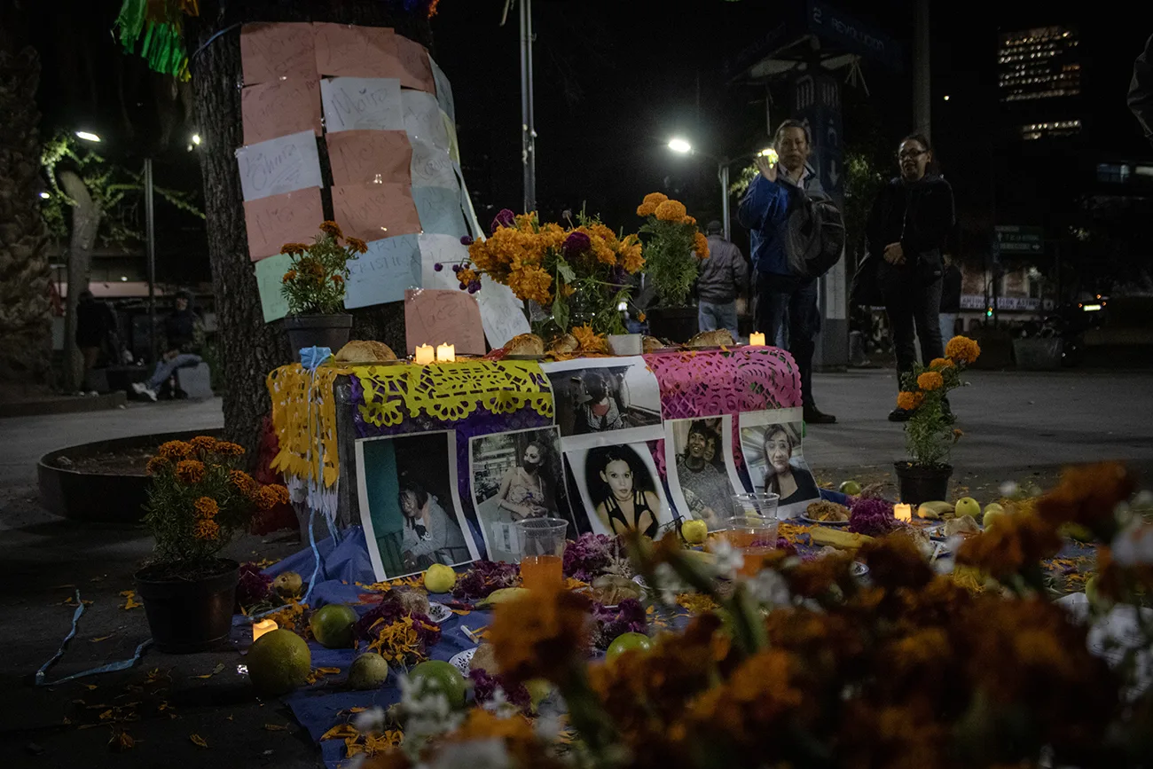 Colocan ofrenda en Metro Revolución en memoria de trabajadoras sexuales víctimas de violencia