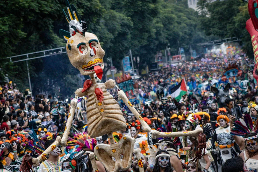 1000162853 El Gran Desfile de Día de Muertos celebra la vida, la historia y la identidad mexicana