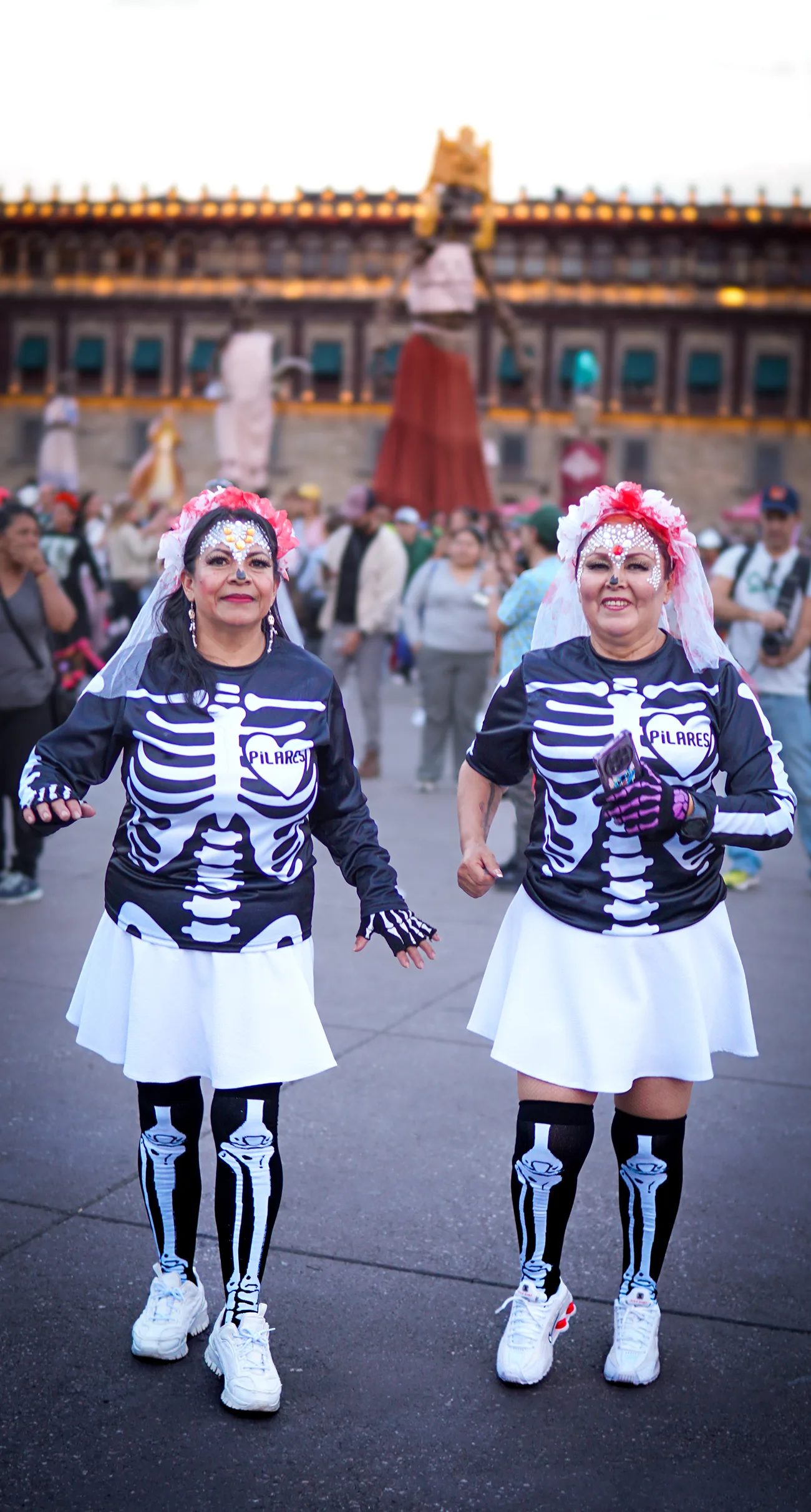 El Zócalo se llena de catrinas y ritmo con la Mega Clase de Baile Aeróbico