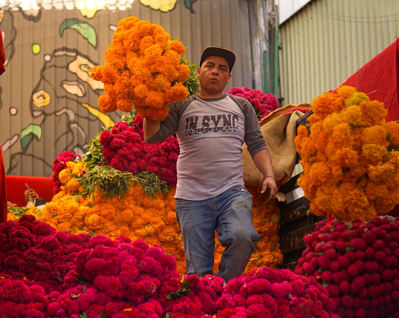 Entre flores, velas y aromas: así se vive el Día de Muertos en el Mercado Jamaica
