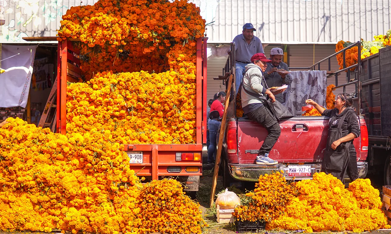 Entre flores, velas y aromas: así se vive el Día de Muertos en el Mercado Jamaica