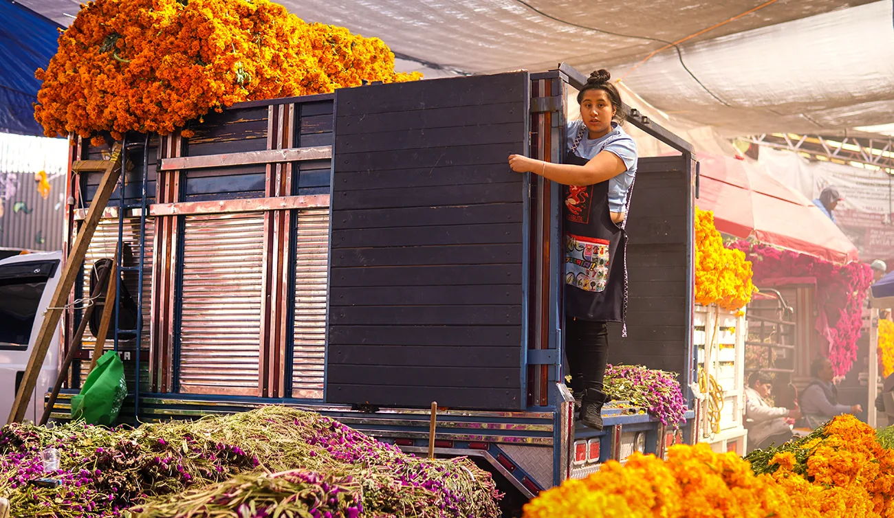 Entre flores, velas y aromas: así se vive el Día de Muertos en el Mercado Jamaica