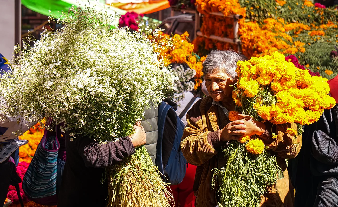 Entre flores, velas y aromas: así se vive el Día de Muertos en el Mercado Jamaica