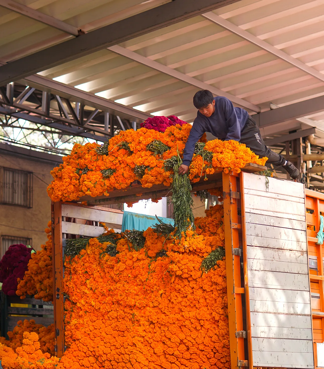 Entre flores, velas y aromas: así se vive el Día de Muertos en el Mercado Jamaica