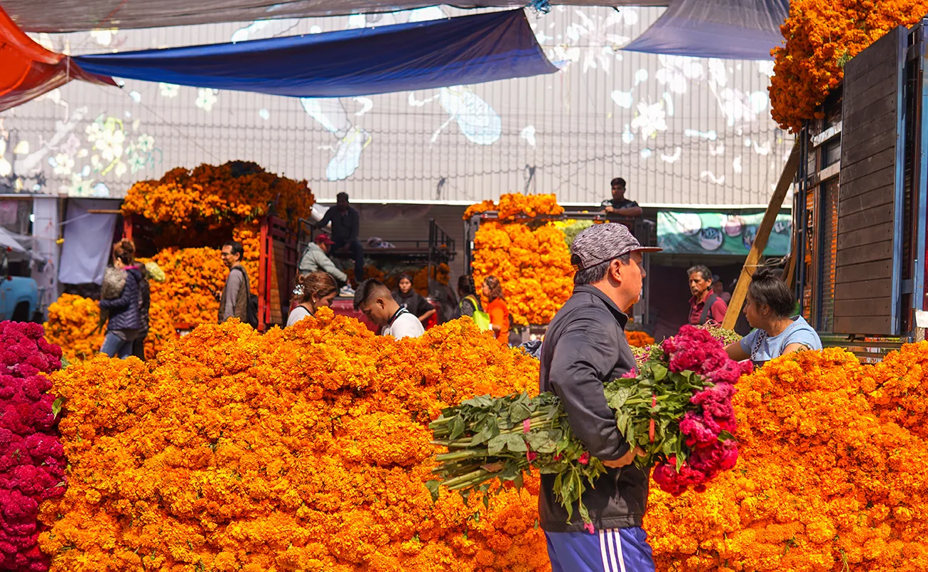 Entre flores, velas y aromas: así se vive el Día de Muertos en el Mercado Jamaica
