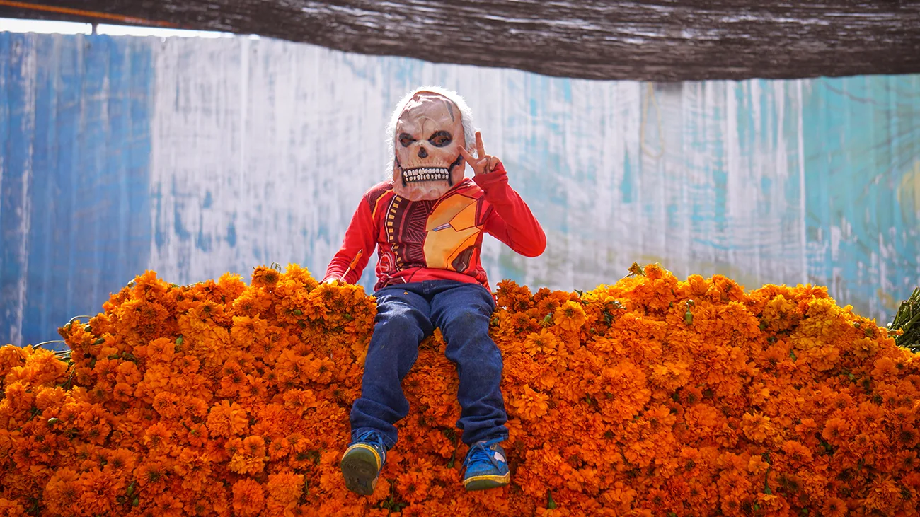 Entre flores, velas y aromas: así se vive el Día de Muertos en el Mercado Jamaica