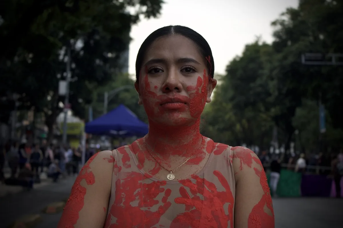 Mujeres feministas, sobrevivientes, familiares víctimas de feminicidio y de desapariciones forzadas tomaron las calles para romper el silencio ante los casos de violencia de género que continúan impunes en el México, en el marco de 25N.