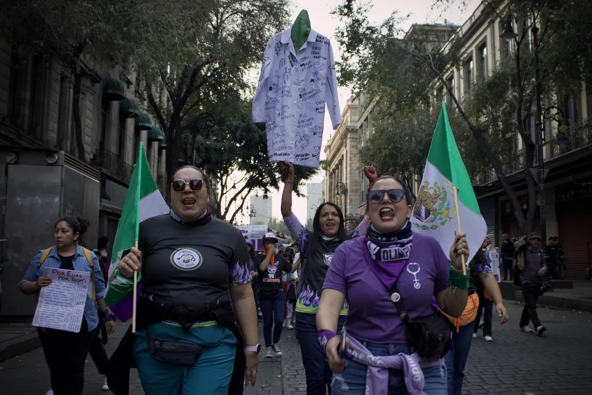 Mujeres feministas, sobrevivientes, familiares víctimas de feminicidio y de desapariciones forzadas tomaron las calles para romper el silencio ante los casos de violencia de género que continúan impunes en el México, en el marco de 25N.