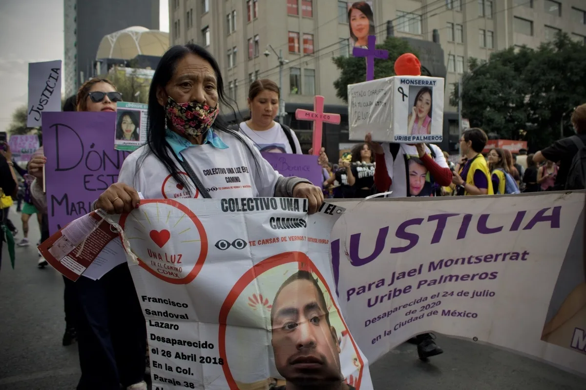 Mujeres feministas, sobrevivientes, familiares víctimas de feminicidio y de desapariciones forzadas tomaron las calles para romper el silencio ante los casos de violencia de género que continúan impunes en el México, en el marco de 25N.