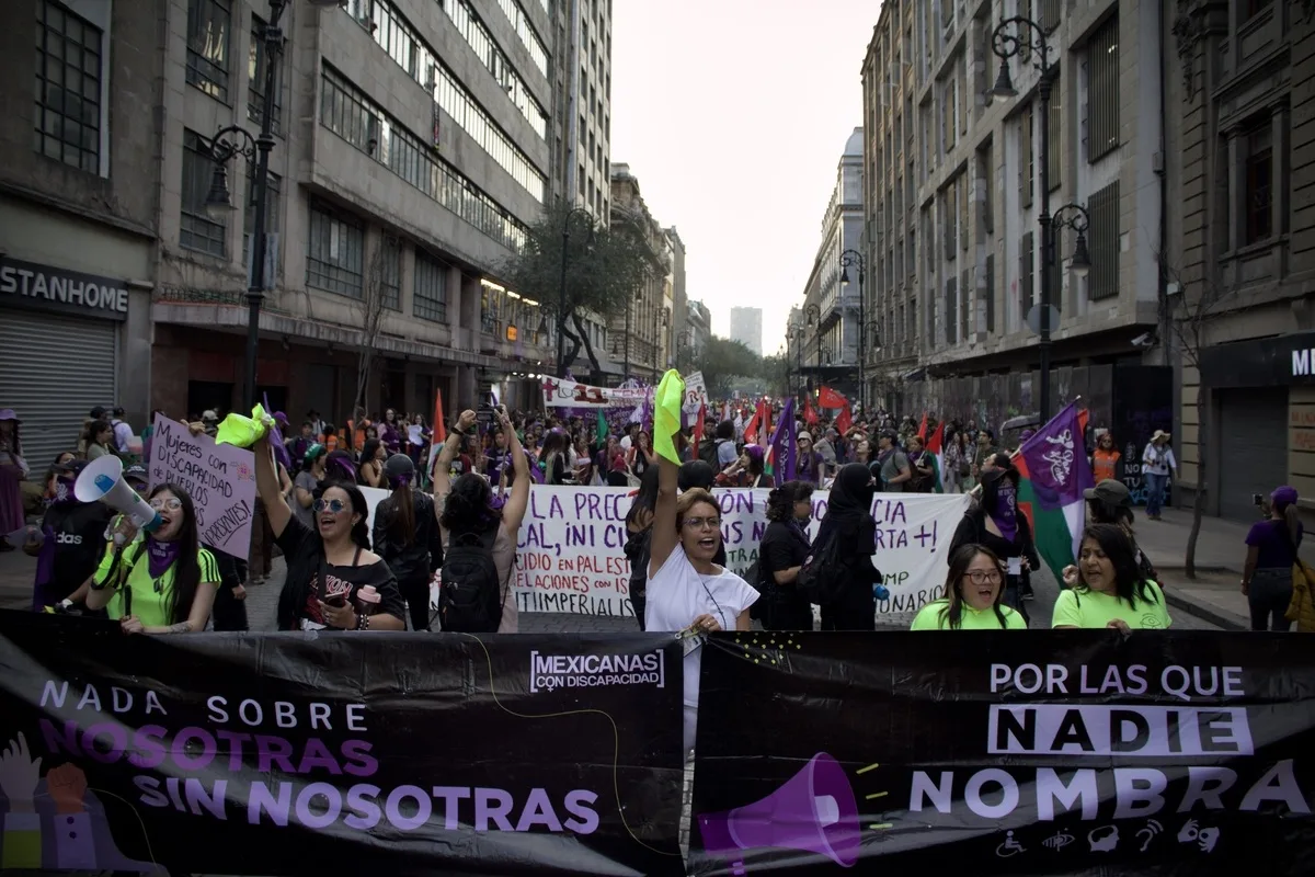 Mujeres feministas, sobrevivientes, familiares víctimas de feminicidio y de desapariciones forzadas tomaron las calles para romper el silencio ante los casos de violencia de género que continúan impunes en el México, en el marco de 25N.