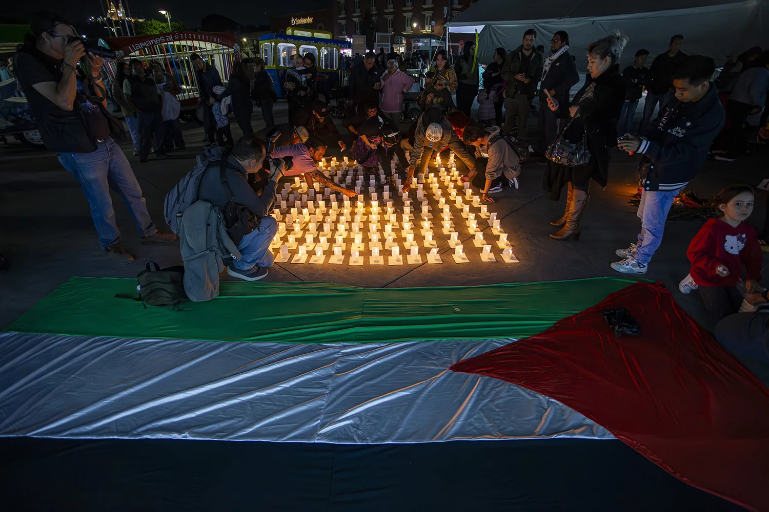 En el Encuentro Fotográfico México realizan pase de lista por periodistas asesinados en Palestina y México en la plaza de Cholula