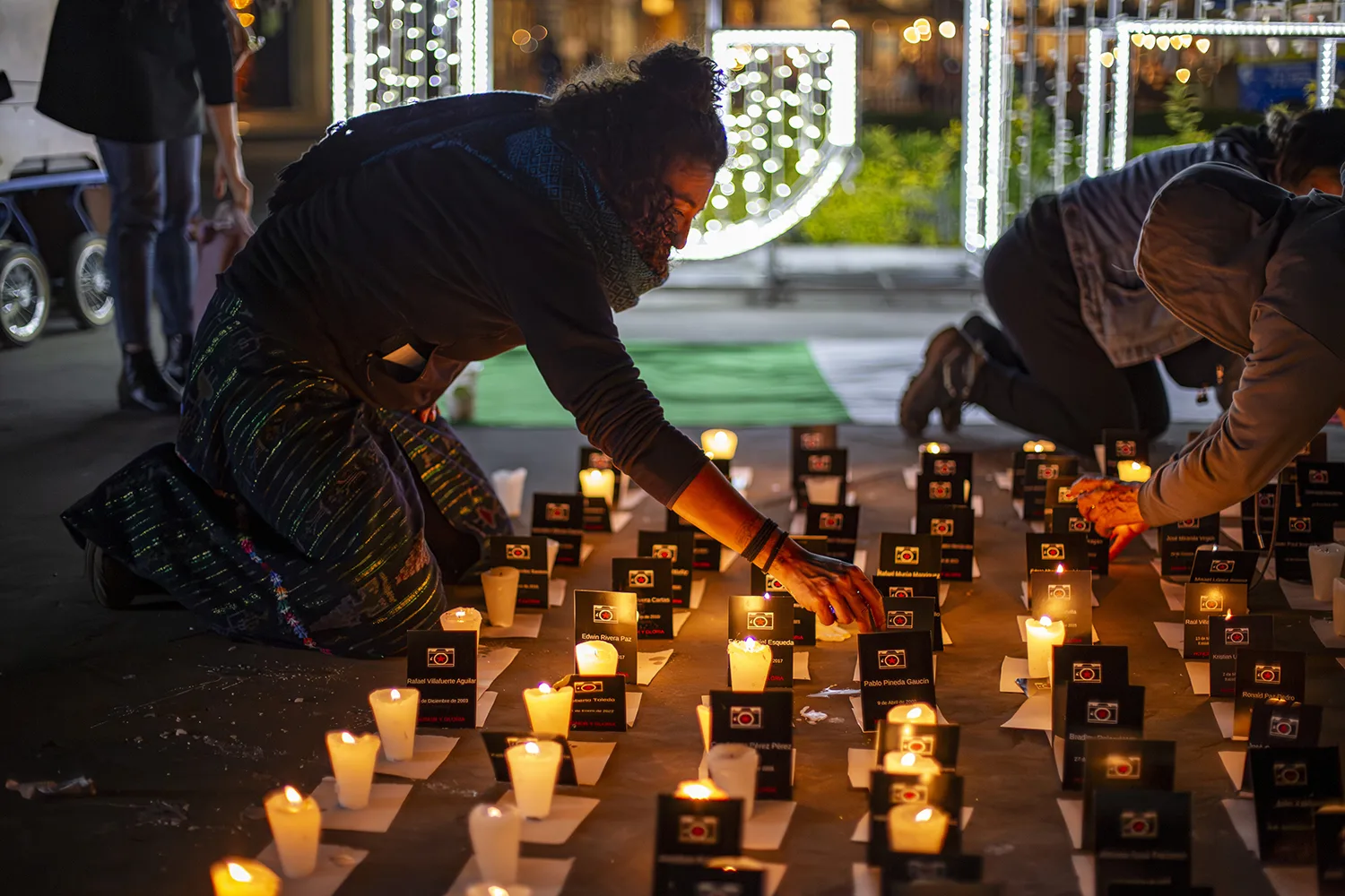 En el Encuentro Fotográfico México realizan pase de lista por periodistas asesinados en Palestina y México en la plaza de Cholula