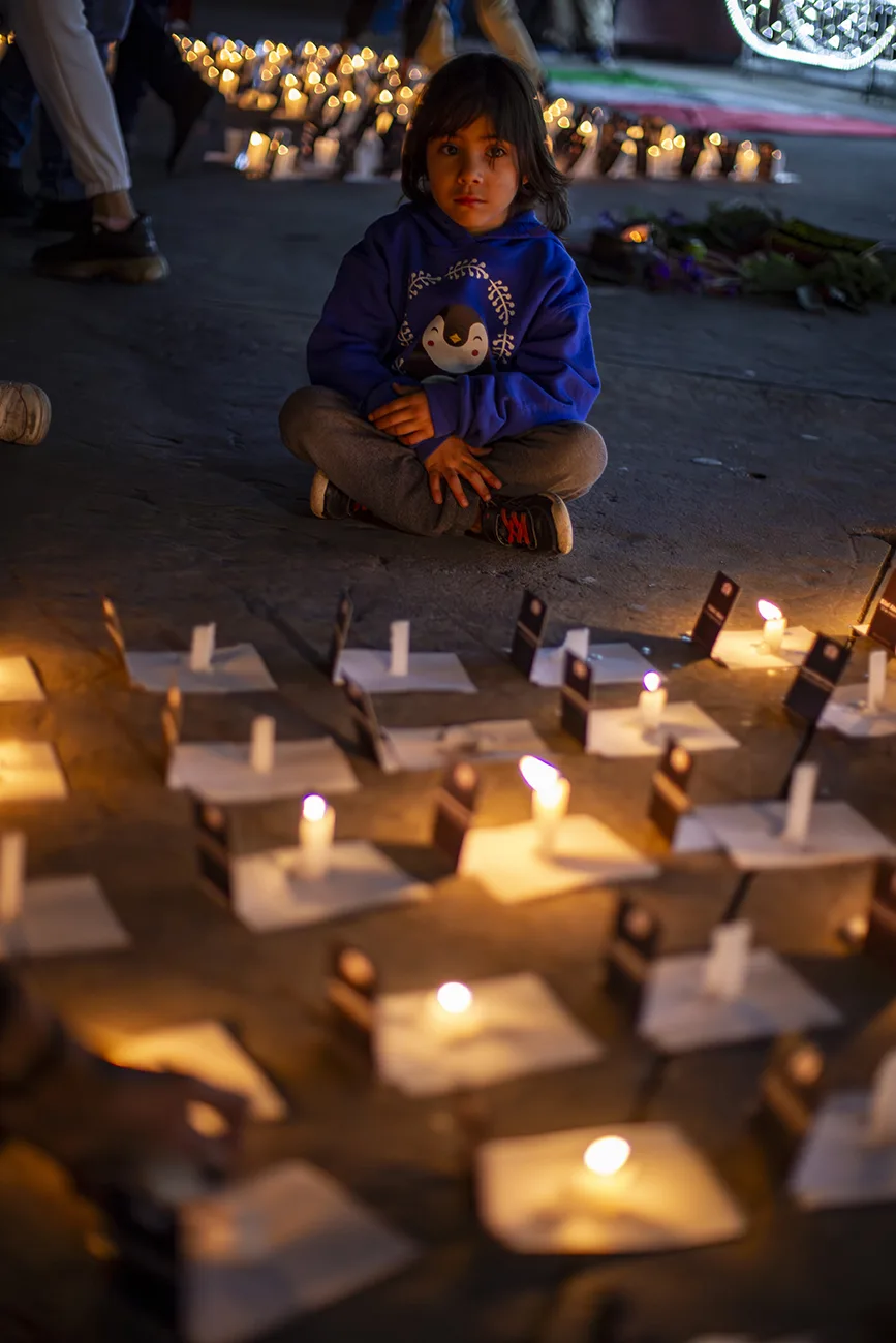 En el Encuentro Fotográfico México realizan pase de lista por periodistas asesinados en Palestina y México en la plaza de Cholula