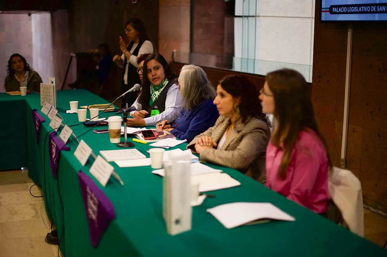 Presentan en San Lázaro el libro Hilando Historias, Tejiendo Esperanza: voces de mujeres defensoras y periodistas llaman a cuidar la memoria y garantizar protección