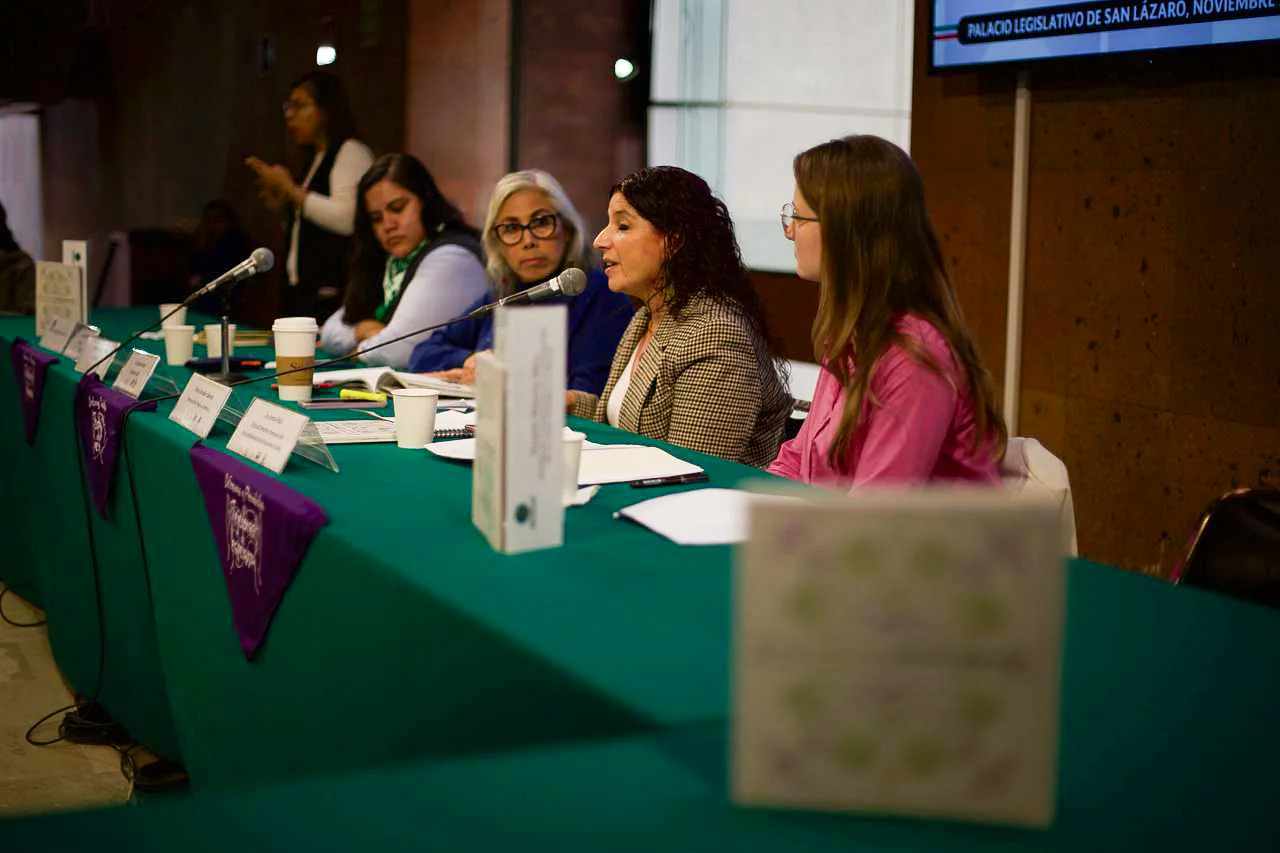 Presentan en San Lázaro el libro Hilando Historias, Tejiendo Esperanza: voces de mujeres defensoras y periodistas llaman a cuidar la memoria y garantizar protección