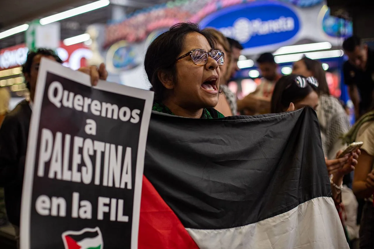 “Queremos a Palestina en la FIL”: Manifestantes exigen que Palestina sea el próximo invitado de honor