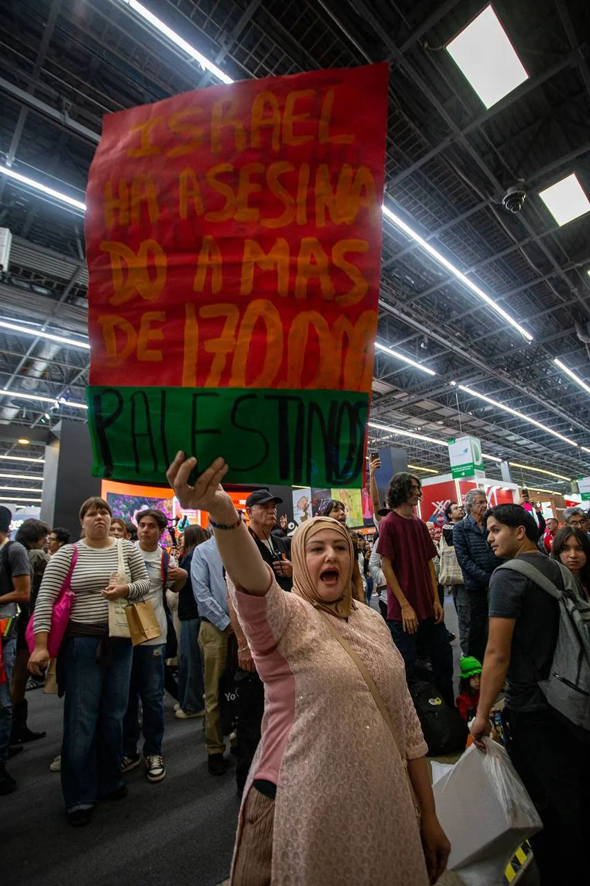 “Queremos a Palestina en la FIL”: Manifestantes exigen que Palestina sea el próximo invitado de honor