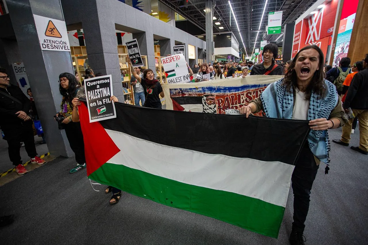 “Queremos a Palestina en la FIL”: Manifestantes exigen que Palestina sea el próximo invitado de honor