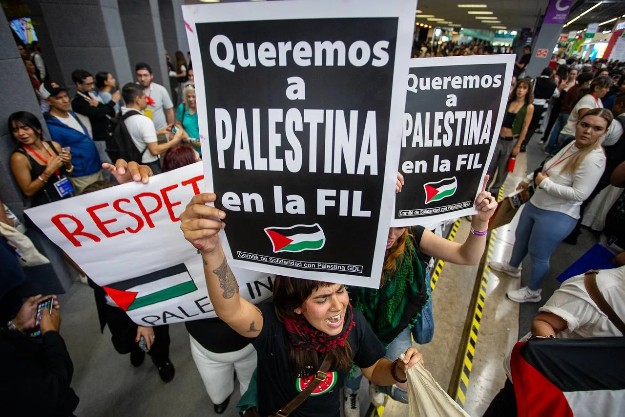 “Queremos a Palestina en la FIL”: Manifestantes exigen que Palestina sea el próximo invitado de honor