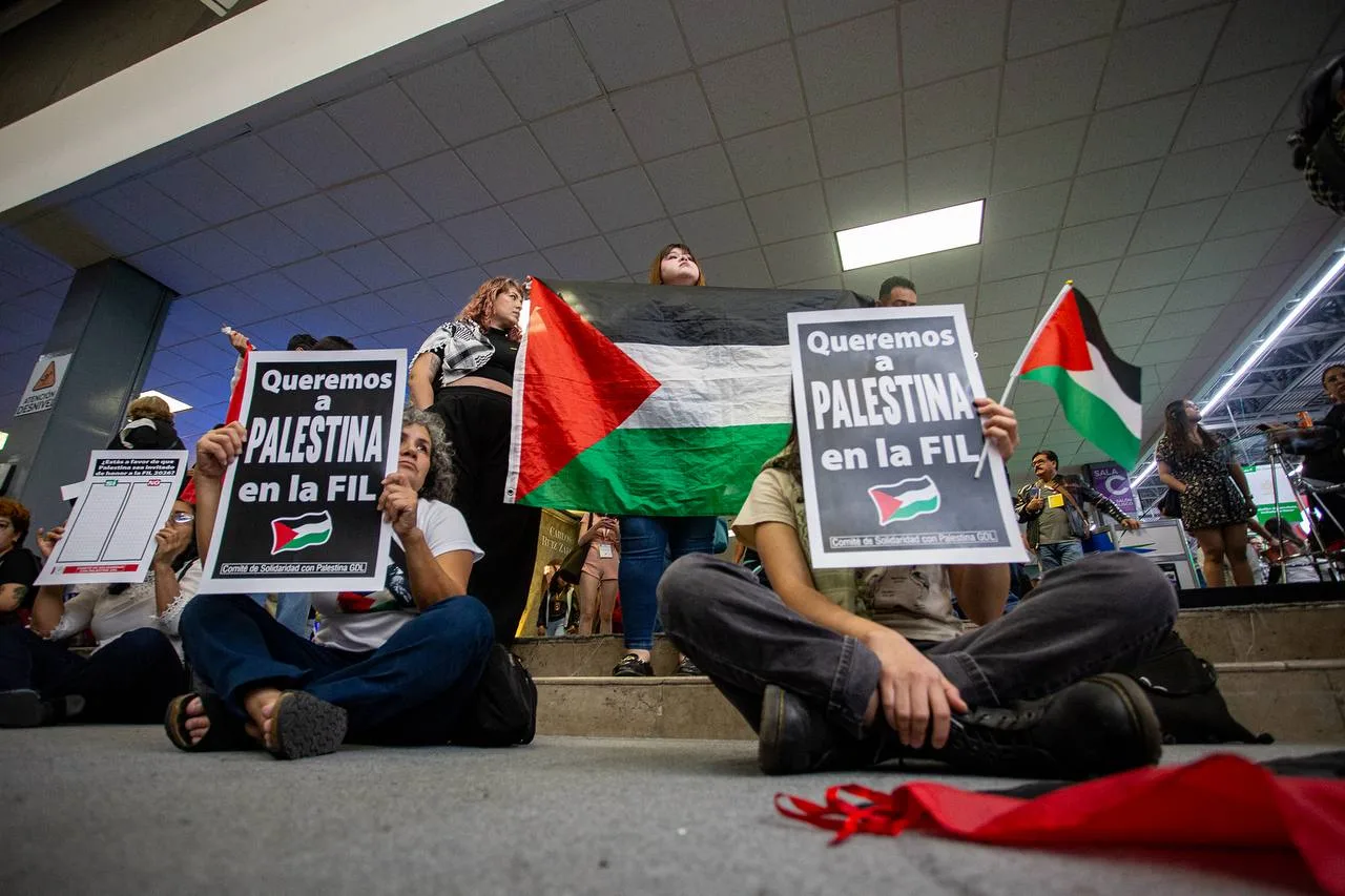 “Queremos a Palestina en la FIL”: Manifestantes exigen que Palestina sea el próximo invitado de honor