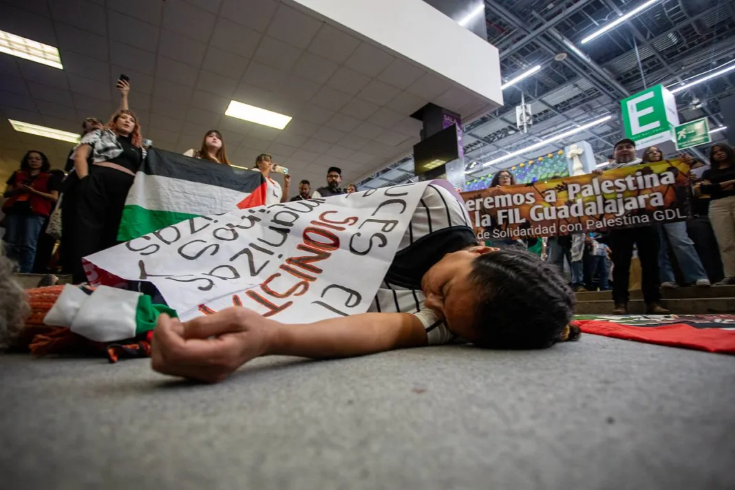 Palestina “Queremos a Palestina en la FIL”: Manifestantes exigen que Palestina sea el próximo invitado de honor