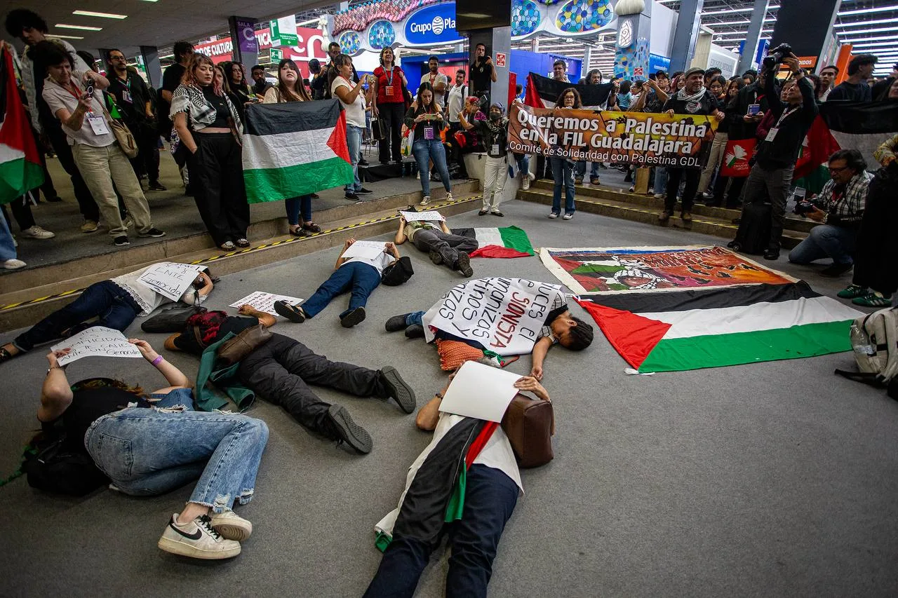 “Queremos a Palestina en la FIL”: Manifestantes exigen que Palestina sea el próximo invitado de honor