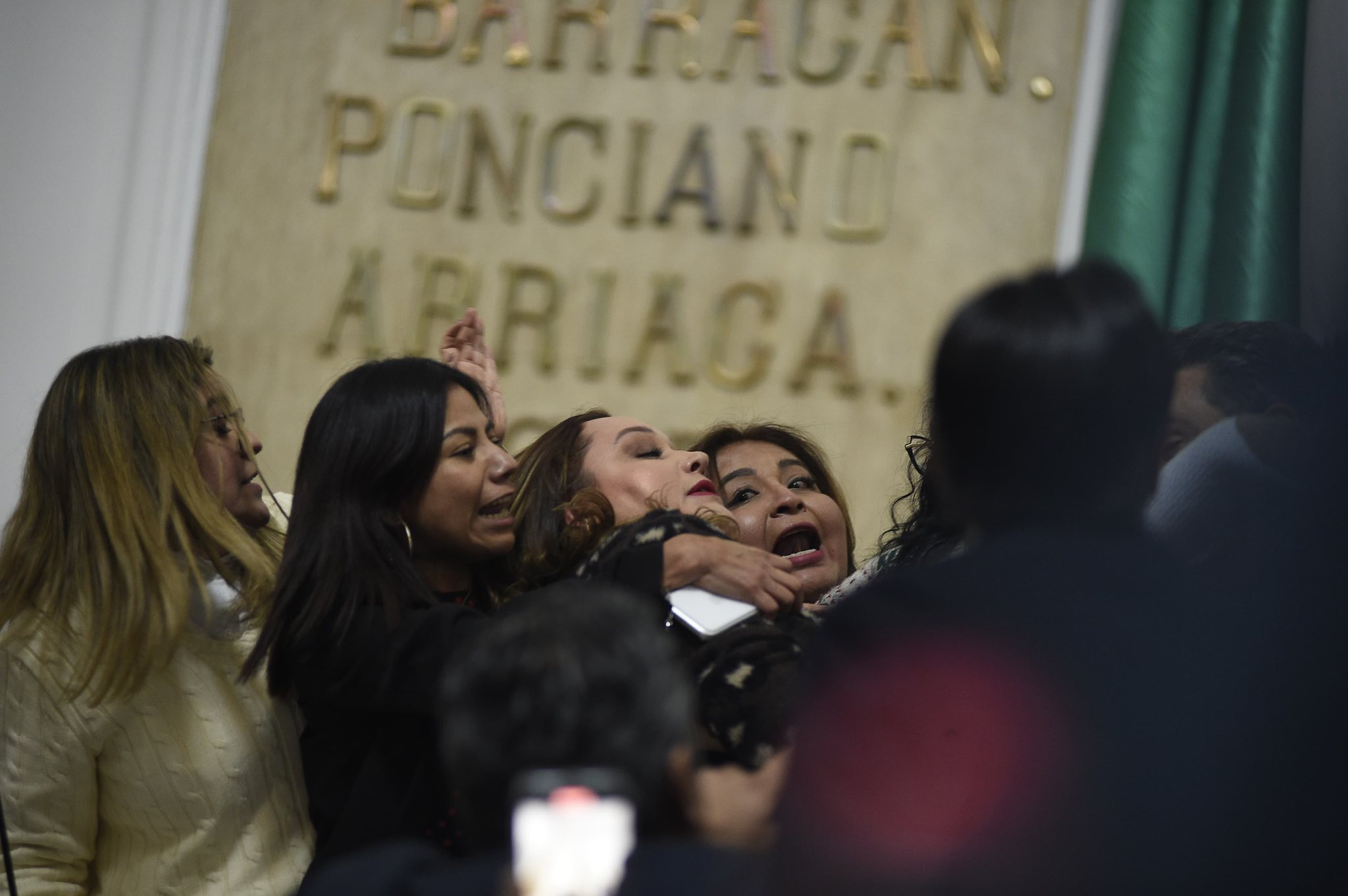 Golpes y jaloneos en el Congreso CDMX por discusión sobre la desaparición del InfoCDMX