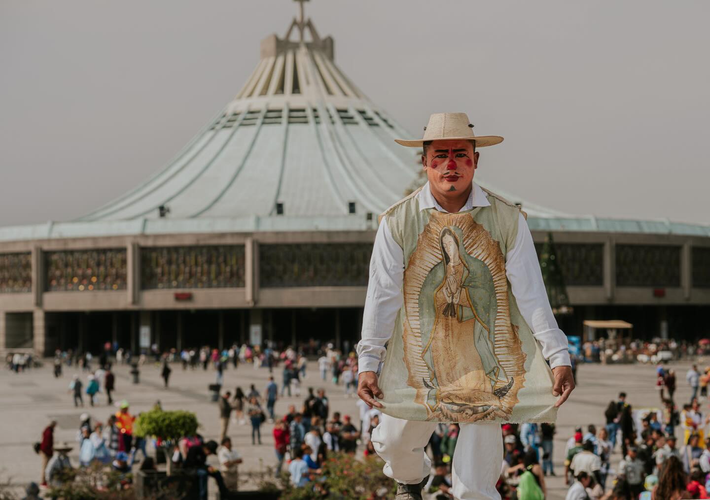Payasos peregrinan hacia la Basílica de Guadalupe en la Ciudad de México