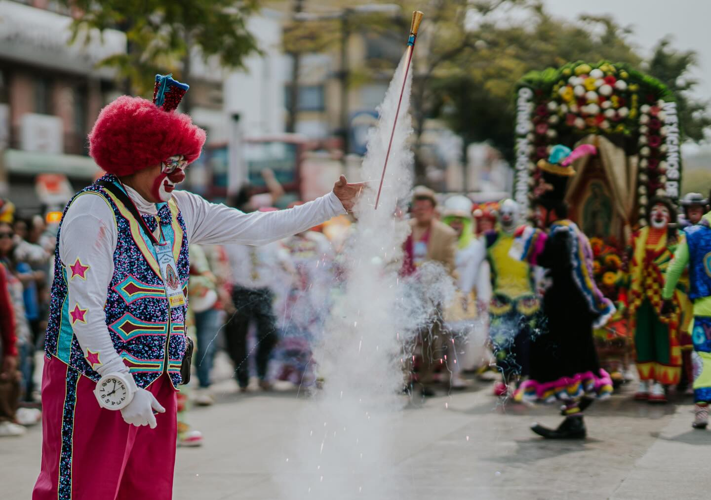 Payasos peregrinan hacia la Basílica de Guadalupe en la Ciudad de México