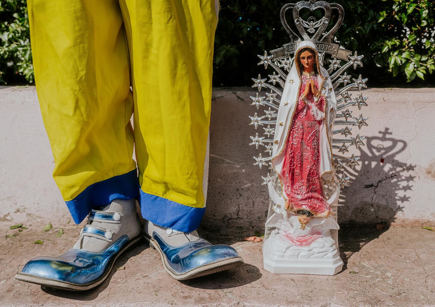 Payasos peregrinan hacia la Basílica de Guadalupe en la Ciudad de México