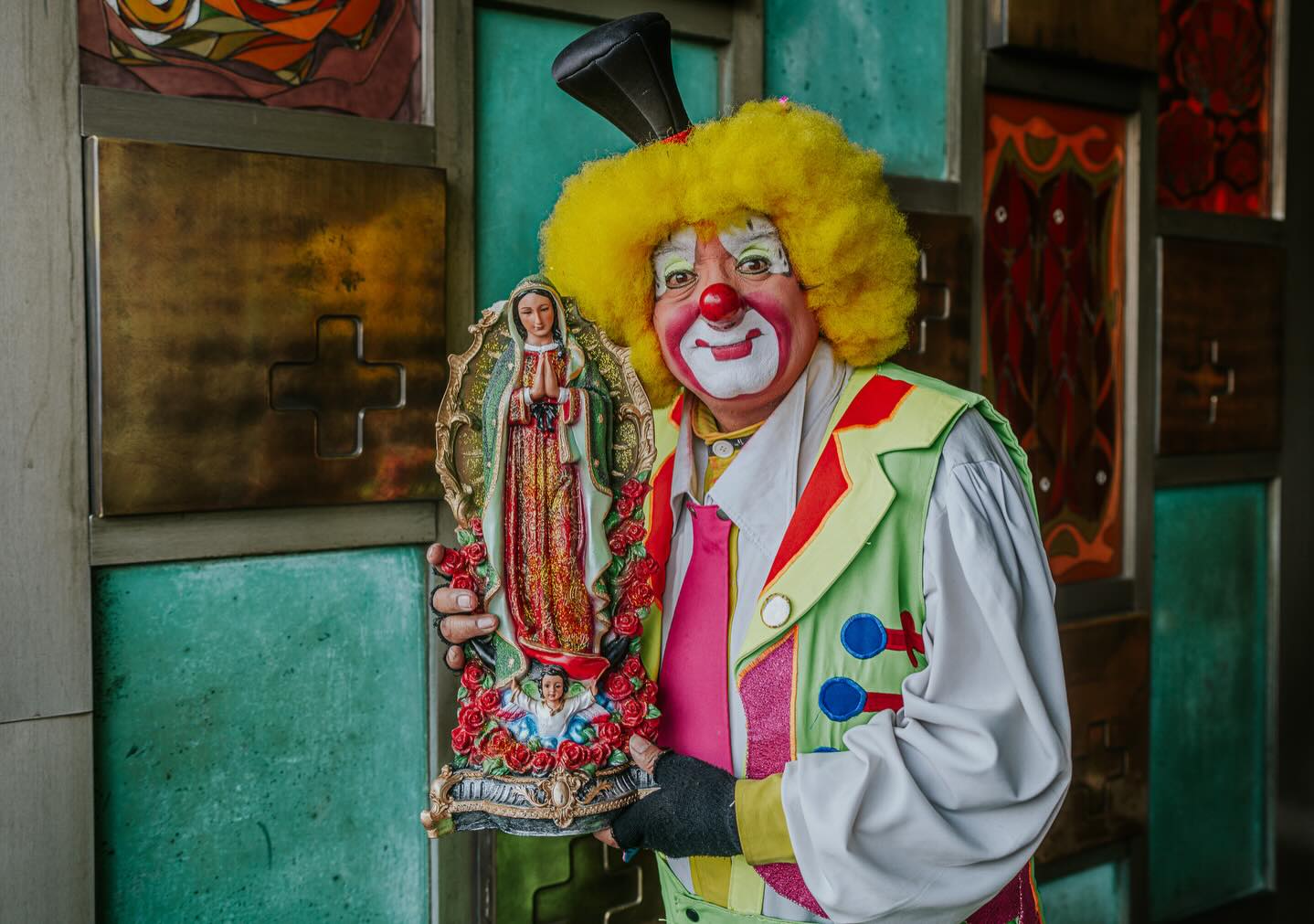 Payasos peregrinan hacia la Basílica de Guadalupe en la Ciudad de México