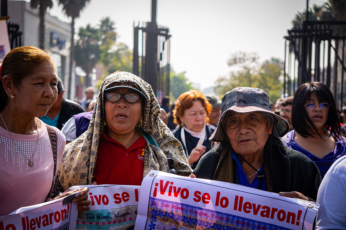 Ayotzinapa: a 135 meses, marchan a la Basílica