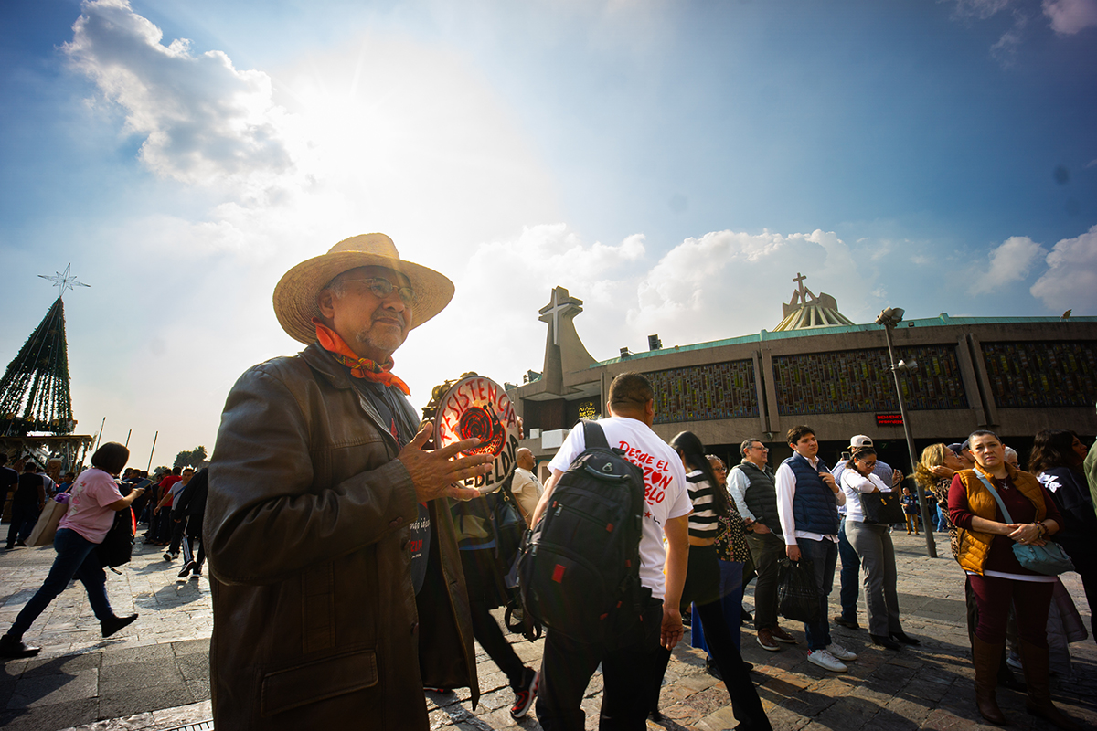 Ayotzinapa: a 135 meses, marchan a la Basílica