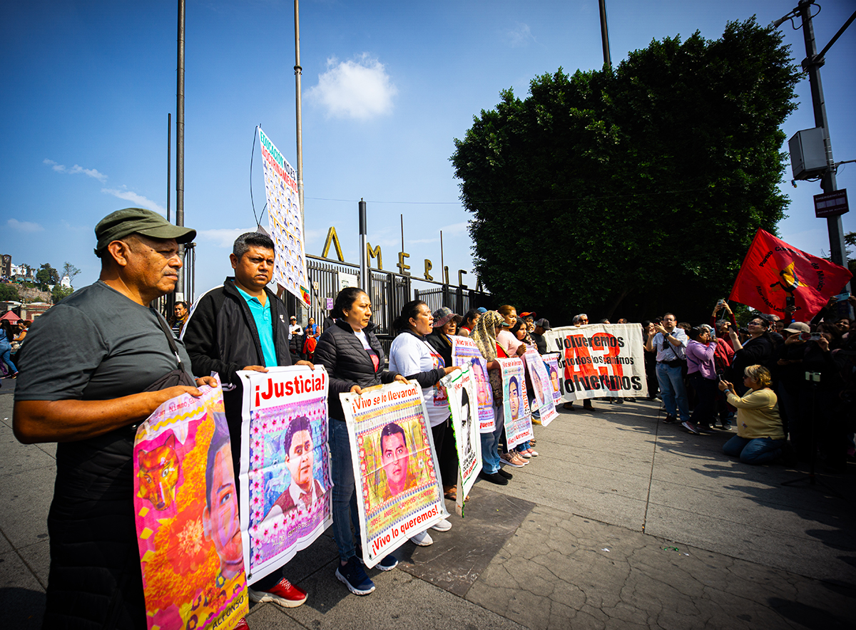 Ayotzinapa: a 135 meses, marchan a la Basílica