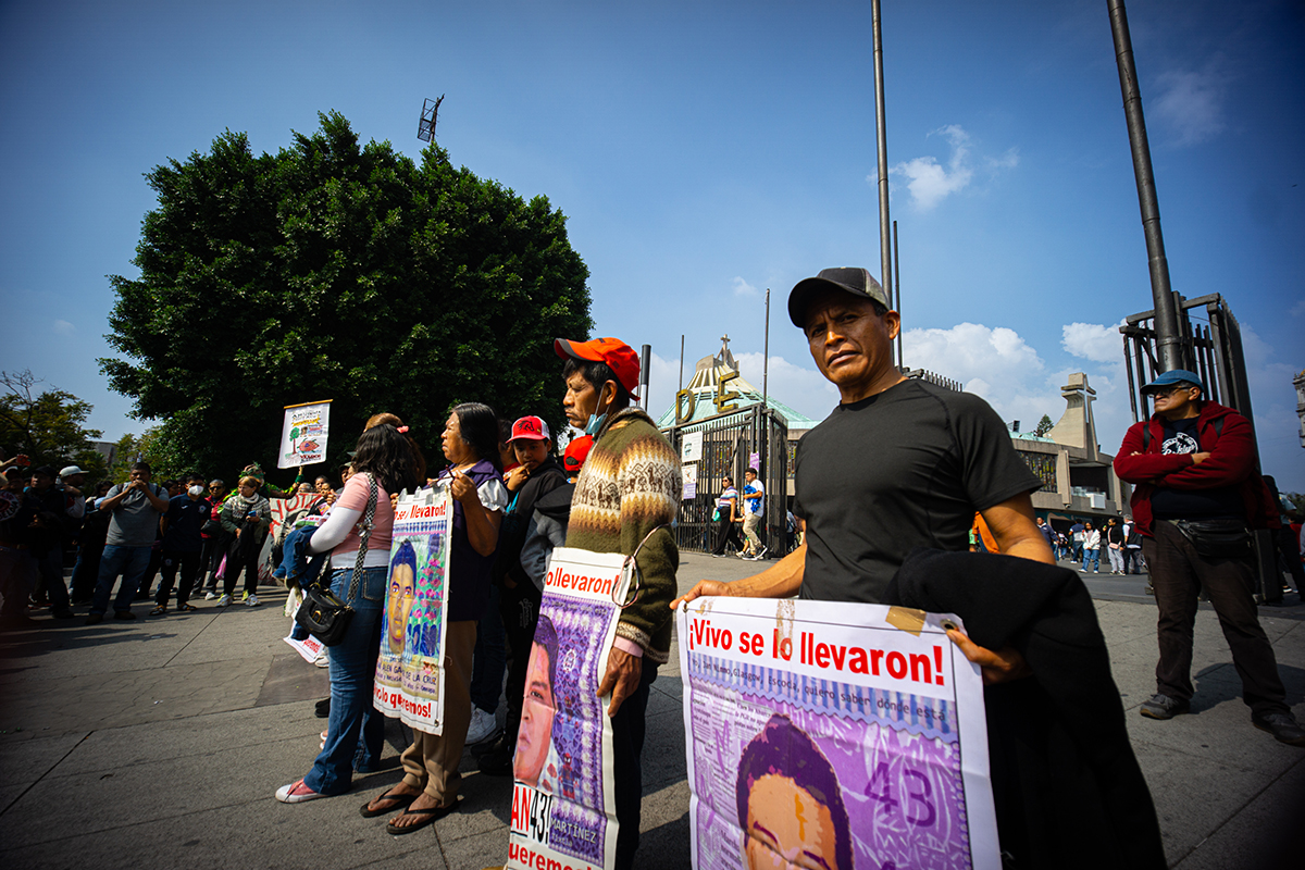 Ayotzinapa: a 135 meses, marchan a la Basílica
