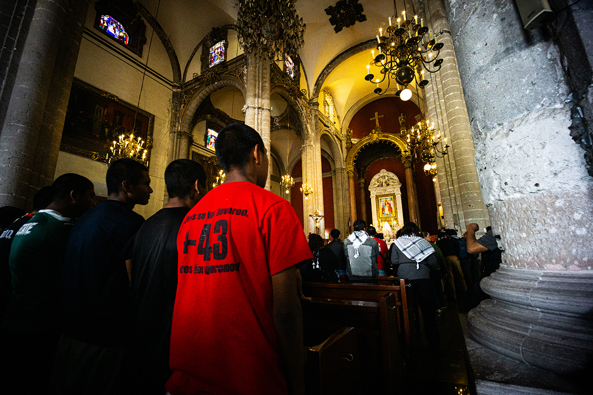 Ayotzinapa: a 135 meses, marchan a la Basílica