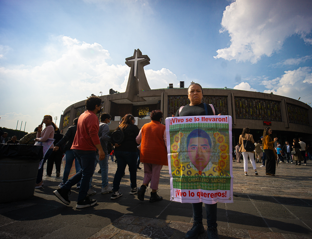 Ayotzinapa: a 135 meses, marchan a la Basílica