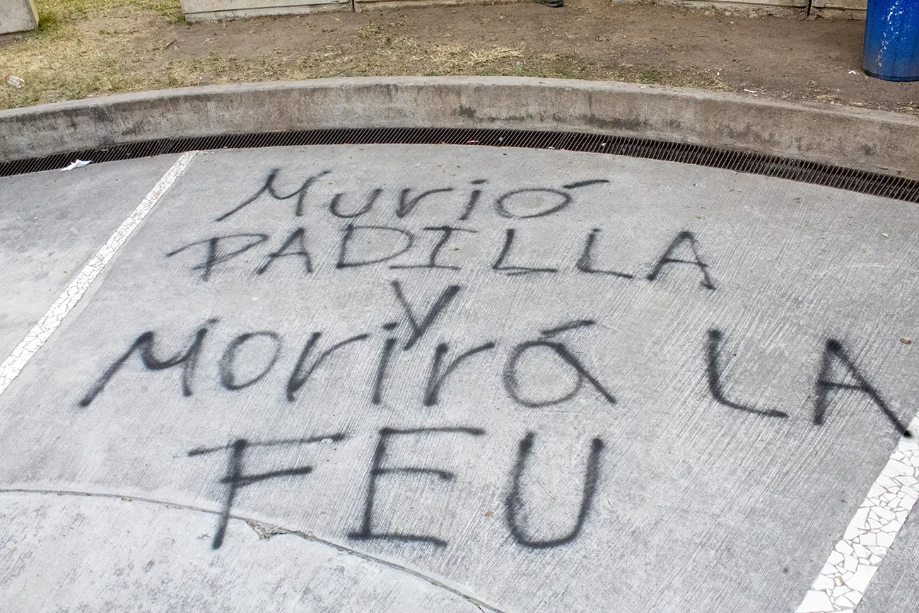 Estudiantes irrumpen en la FEU y denuncian autoritarismo en la UdeG durante toma de protesta
