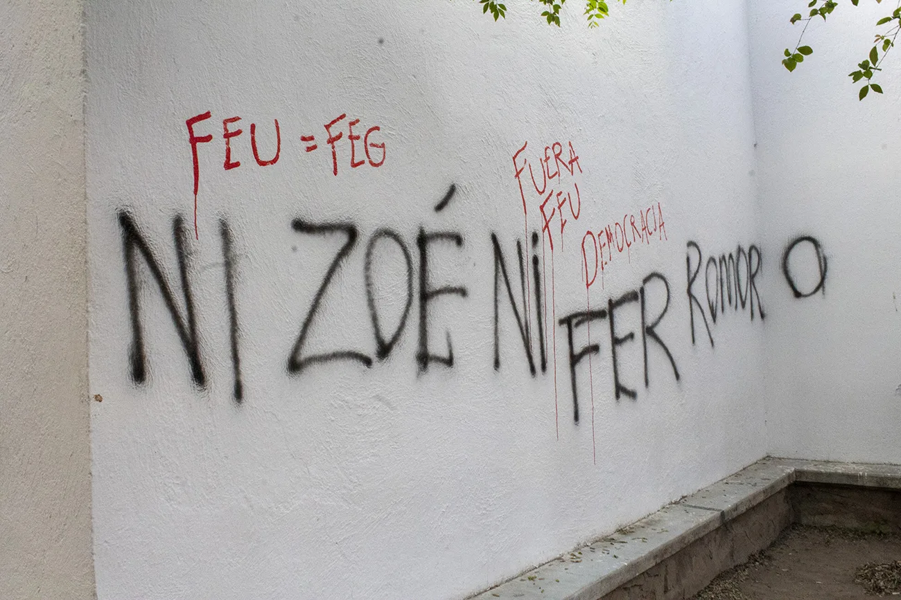 Estudiantes irrumpen en la FEU y denuncian autoritarismo en la UdeG durante toma de protesta
