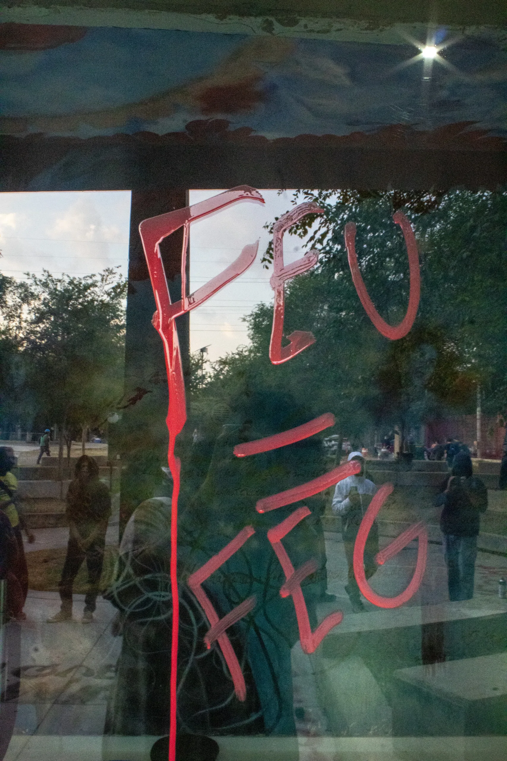 Estudiantes irrumpen en la FEU y denuncian autoritarismo en la UdeG durante toma de protesta