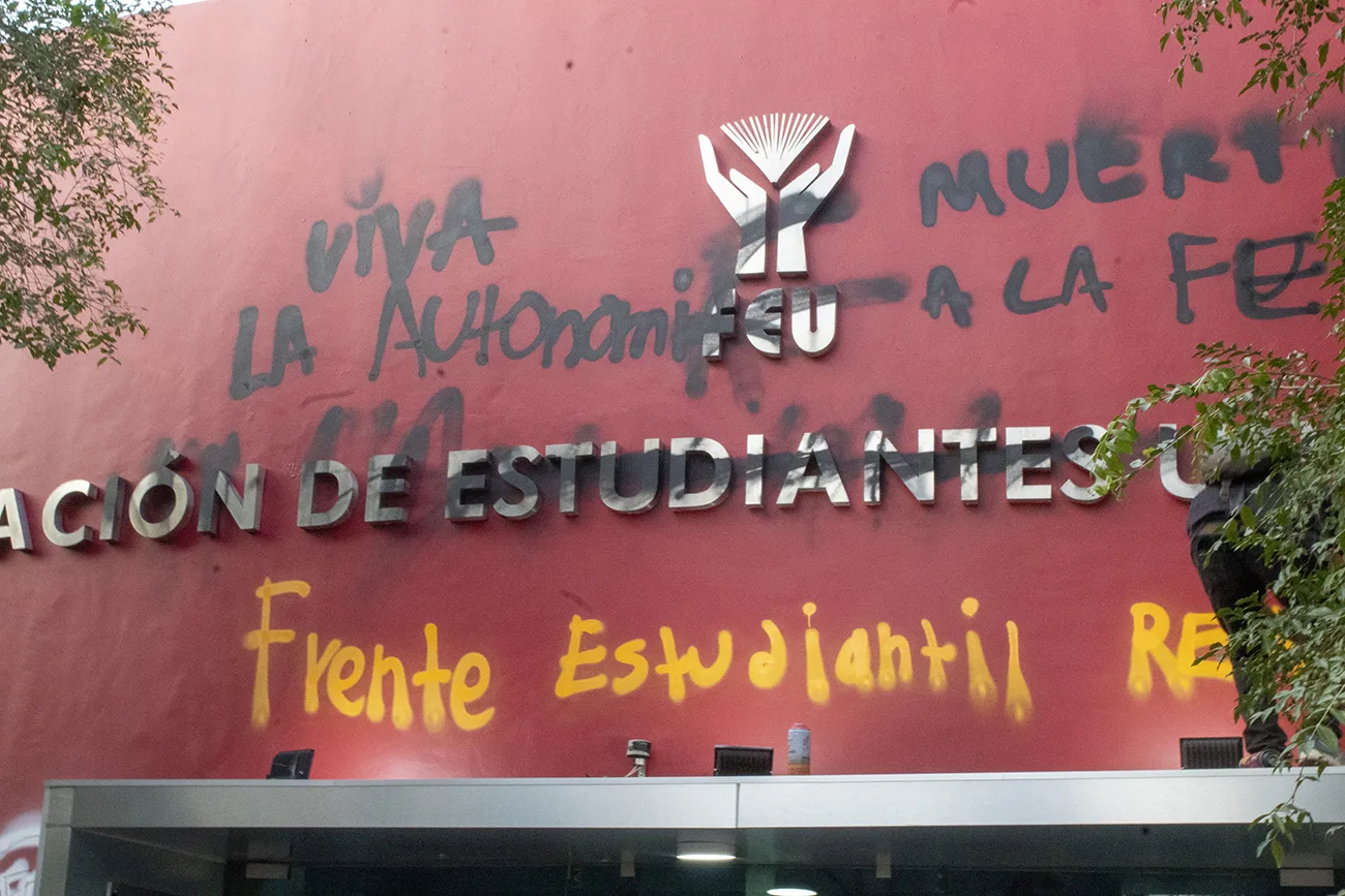 Estudiantes irrumpen en la FEU y denuncian autoritarismo en la UdeG durante toma de protesta